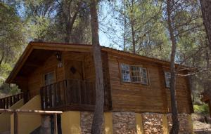 una baita di tronchi nel bosco di Camping La Puerta a Moratalla
