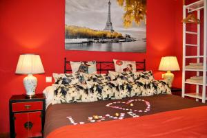 1 dormitorio con 1 cama y una foto de la torre Eiffel en Apartahotel Rural CollaRubio Luxury en Collado Mediano