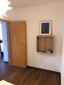 a room with a wooden door and a painting on the wall at Ferienwohnung Stadtflair in Daun