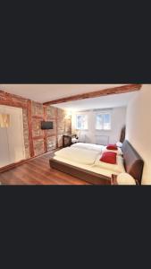 um quarto com uma cama grande e uma parede de tijolos em Da Matteo em Kulmbach