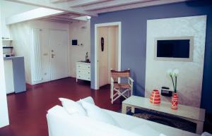 ein Wohnzimmer mit einem weißen Sofa und einer blauen Wand in der Unterkunft CASA DI ATOS fiera district in Bologna