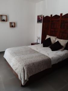 Ένα ή περισσότερα κρεβάτια σε δωμάτιο στο maison Inseme