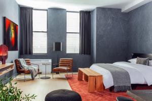 Mint House at 70 Pine客房内的一张或多张床位