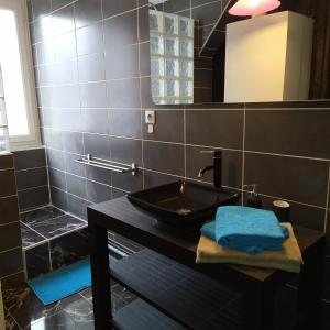 a bathroom with a black sink and a mirror at Bel appartement en plein coeur de ville in Le Creusot