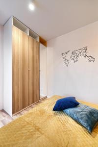 sypialnia z łóżkiem i drewnianą szafką w obiekcie City Centre Modern Apartment Poznań Free Parking w Poznaniu
