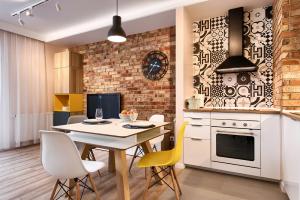 Kuchnia lub aneks kuchenny w obiekcie City Centre Modern Apartment Poznań Free Parking