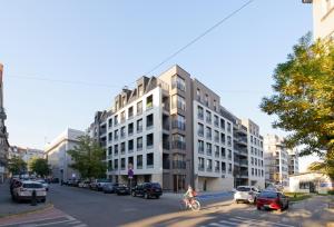 osoba jeżdżąca rowerem przed budynkiem w obiekcie City Centre Modern Apartment Poznań Free Parking w Poznaniu