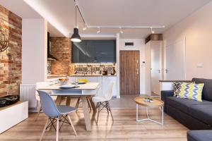 salon i kuchnia ze stołem i krzesłami w obiekcie City Centre Modern Apartment Poznań Free Parking w Poznaniu +8 zdjęć