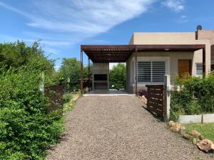 Una casa con un camino de entrada de grava en frente de ella en Septiembre, en Colón
