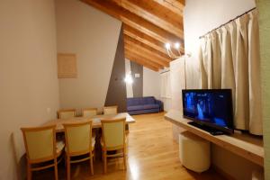 TV a/nebo společenská místnost v ubytování Chalet C'Est La Vie