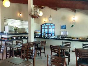 A restaurant or other place to eat at Pousada Vistazul - Piscina Climatizada - Pé na Areia