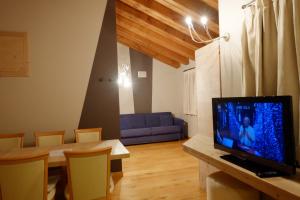 TV a/nebo společenská místnost v ubytování Chalet C'Est La Vie