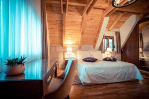 - une chambre avec un lit et un bureau dans l'établissement Grand Lakes 2, aux lacs de Plitvice