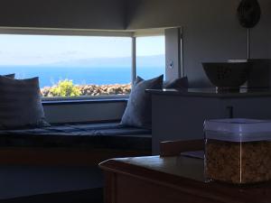 um quarto com uma cama e uma grande janela em Pico da Vigia em Santa Bárbara