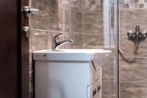 a bathroom with a sink and a shower at apartman Dara 2 in Zlatibor +11 photos
