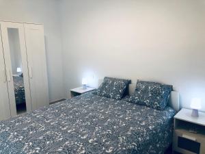 Un dormitorio con una cama con dos lámparas encima. en Suite ladybird, en Breña Baja