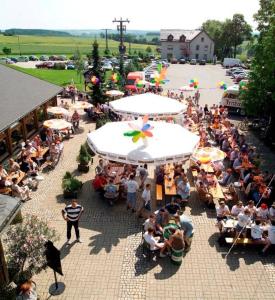um grande grupo de pessoas sentadas em mesas em um restaurante em Räuberschänke em Oederan