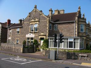 een stoplicht voor een bakstenen gebouw bij Linden Lodge Guest House in Weston-super-Mare