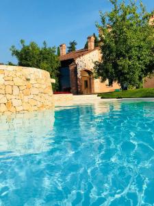Bazén v ubytovaní Borghetto San Biagio Relais Agriturismo alebo v jeho blízkosti