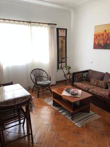 - un salon avec un canapé et une table dans l'établissement Charming 2BR Guest Suite with Ocean View, à Praia