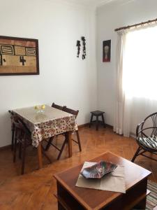 - un salon avec une table, des chaises et une table dans l'établissement Charming 2BR Guest Suite with Ocean View, à Praia