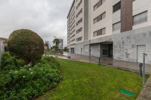 un gran arbusto frente a un edificio en River View Apartment by Lisbon Heart, en Lisboa
