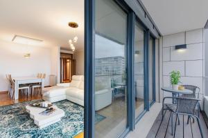 una sala de estar con un sofá y una mesa en River View Apartment by Lisbon Heart, en Lisboa