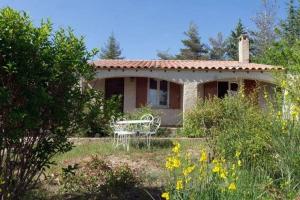 ein Haus mit einer weißen Bank davor in der Unterkunft VILLA LA LURETTE, appartement et studio in Saint-Étienne-les-Orgues