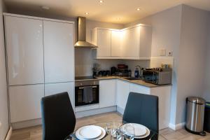 Virtuvė arba virtuvėlė apgyvendinimo įstaigoje Zen Quality flats near Heathrow that are Cozy CIean Secure total of 8 flats group bookings available
