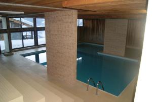 Swimming pool sa o malapit sa Les Collons1800- Bel appart 2pièces-4 pers-piscine-sauna-parking int-Wifi gratuit
