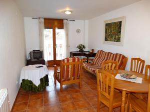 salon z kanapą, stołem i krzesłami w obiekcie Apartamento Alcala de la selva w mieście Alcalá de la Selva