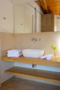 A bathroom at Villa Douloumi
