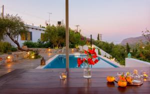 The swimming pool at or close to Villa Douloumi