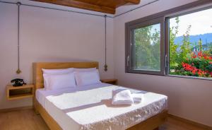 A bed or beds in a room at Villa Douloumi