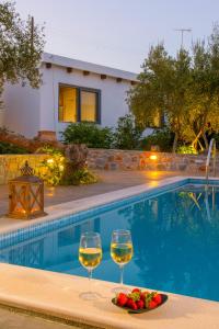 The swimming pool at or close to Villa Douloumi
