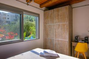 A bed or beds in a room at Villa Douloumi