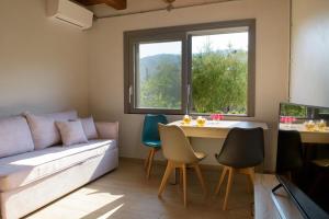 米拉托斯的住宿－Villa Douloumi，客厅配有沙发和桌子