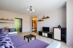 Apartments Nezavisimosti 74 tesisinde bir oturma alanı