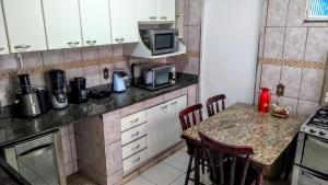 Kuhinja oz. manjša kuhinja v nastanitvi Casarão Praia Barra Da Tijuca 16 Hóspedes