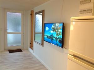 uma sala de estar com televisão na parede em Appartment Glóm C em Tórshavn