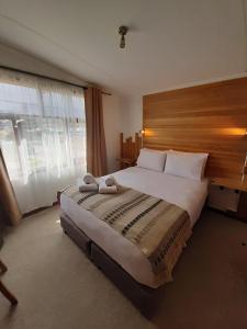 Un pat sau paturi într-o cameră la Hotel Tehuelche Natura