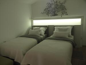 Łóżko lub łóżka w pokoju w obiekcie Cozy Studio Apartment Tian in Zagreb