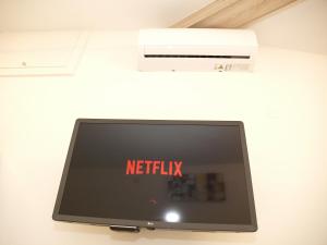 Telewizja i/lub zestaw kina domowego w obiekcie Cozy Studio Apartment Tian in Zagreb