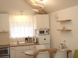 Kuchnia lub aneks kuchenny w obiekcie Cozy Studio Apartment Tian in Zagreb