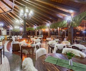 a restaurant with tables and chairs in a room at Hotel Fazenda Rota dos Cânions in Bom Jardim da Serra