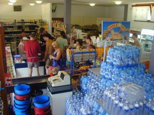 Supermarket nebo jiné obchody v  kempu nebo okolí