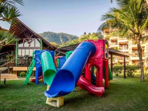 een speeltuin met een glijbaan in het gras bij Porto Bali - Resort Mercure in Angra dos Reis