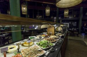 une ligne de buffet avec de nombreux types de nourriture différents dans l'établissement Porto Bali - Resort Mercure, à Angra dos Reis