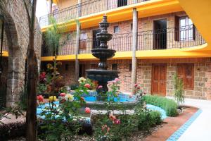 une fontaine dans la cour d'un bâtiment dans l'établissement HOTEL BOUTIQUE JAYCO, à San José Iturbide