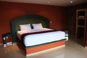a bedroom with a large bed with white sheets at HOTEL BOUTIQUE JAYCO in San José Iturbide